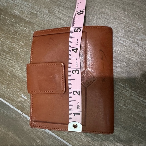 Vintage Brown Leather Wallet with Snap Closure and Embossed Emblem - Picture 8 of 9